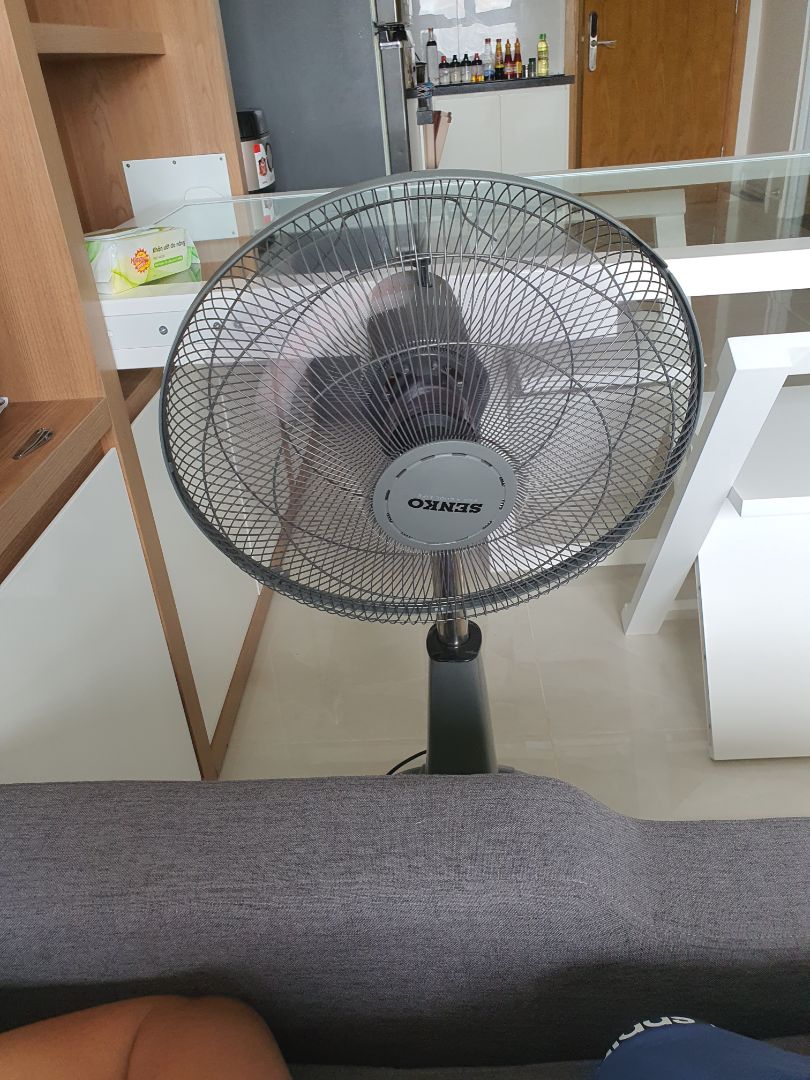 giao đúng hẹn, thương hiệu Senko nên yên tâm về chất lượng. công suất 47W nên hơi yếu (số với quạt mạnh công suất lớn, nhưng nằm 1 lúc cũng lạnh phê). giao đúng hẹn, thương hiệu Senko nên yên tâm về chất lượng. công suất 47W nên hơi yếu (số với quạt mạnh công suất lớn, nhưng nằm 1 lúc cũng lạnh phê).