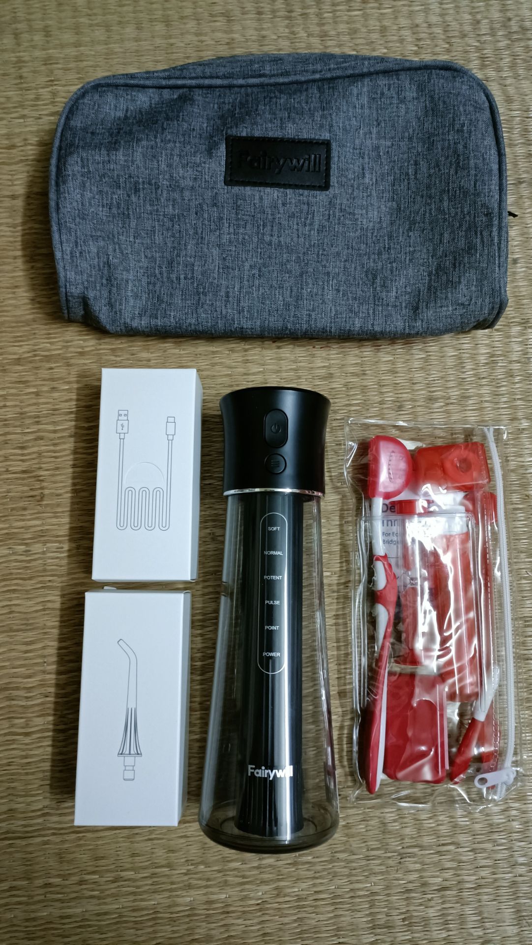 Vừa khui hàng xong, máy đẹp như ảnh minh họa, bao gồm 1 thân máy, 5 đầu vs 1 dây sạc, máy khởi động đã có pin sẵn, mua máy lại được tặng 1 set mini bàn chải du lịch cute, chưa dùng nên chưa rõ chất lượng nhưng rất ưng từ khâu đóng gói đến mẫu mã