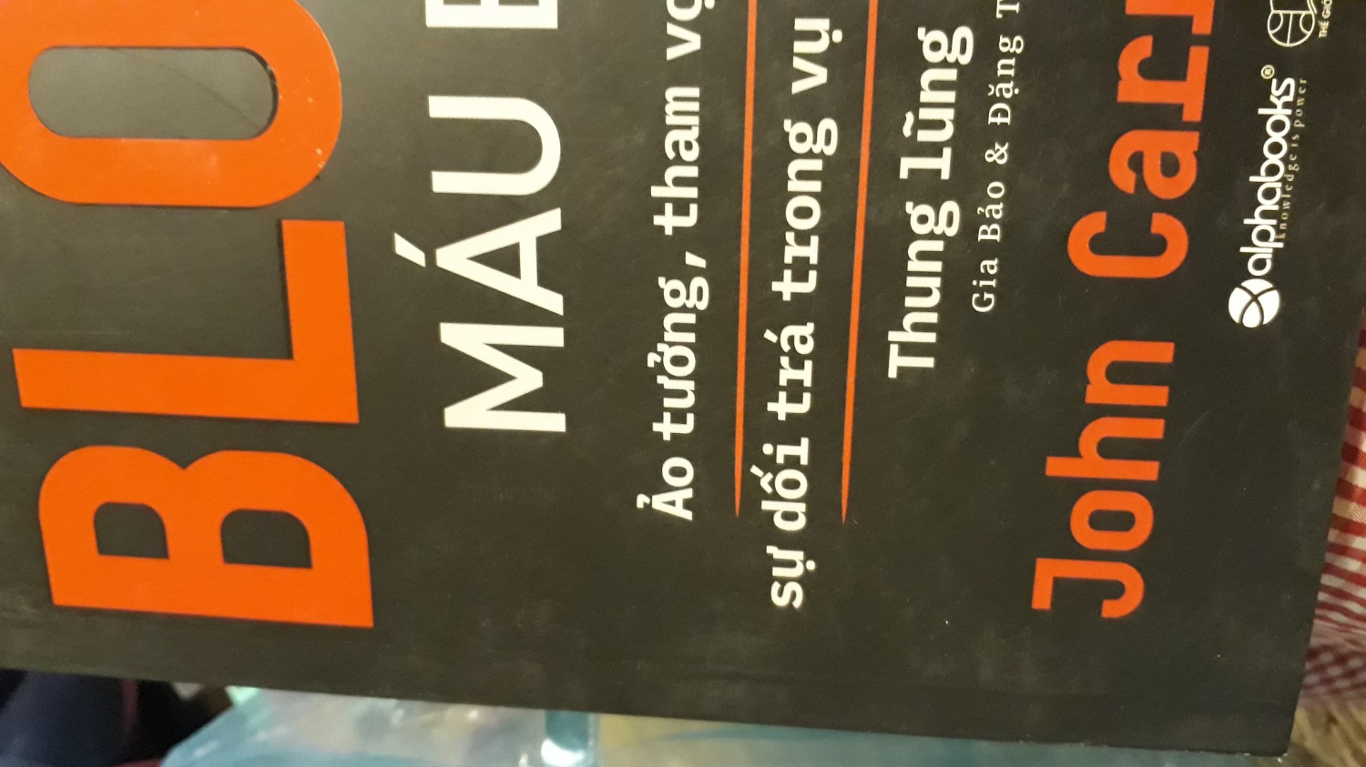 CHất lượng sản phẩm quá kém. Sách bị trầy xước hầu như toàn bộ mặt trước và sau trông rất cũ và vô giá trị.
Mép sách bị gấp dẫn đến bị gẫy.
Khi đóng gói nhân viên dán biên nhận bằng băng keo trong lên chữ "Bad Blood" được tráng một lớp nhựa dẫn đến khi gỡ băng keo thì bong tróc hẳn lớp nhựa này.