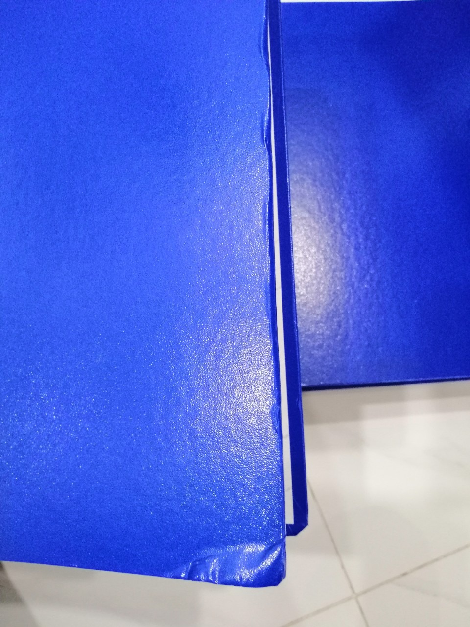 Không nên mua, nhà cung cấp đóng gói rất ẩu, bìa còng móp méo, mỏng phía trong thì bị bong lớp giấy. Nói chung thất vọng, không nên mua, lỗi do bên đóng gói. Do mình khiếu nại trễ nên không được đổi sản phẩm.