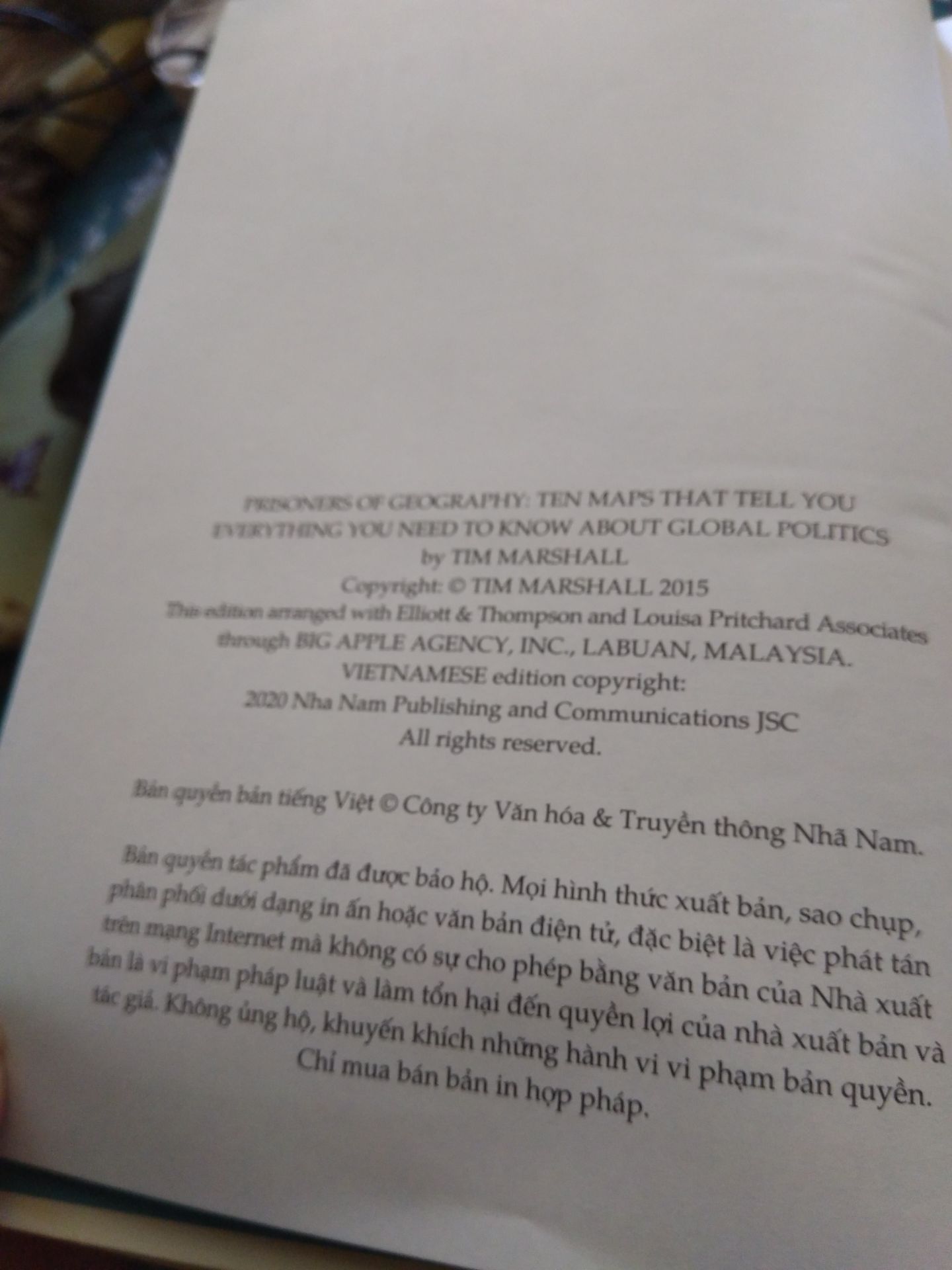 một cuộc hành trình sâu sắc.
Ship nhanh, gói kĩ, còn bọc nhựa, sách đẹp, bìa in nổi xuất sắc.