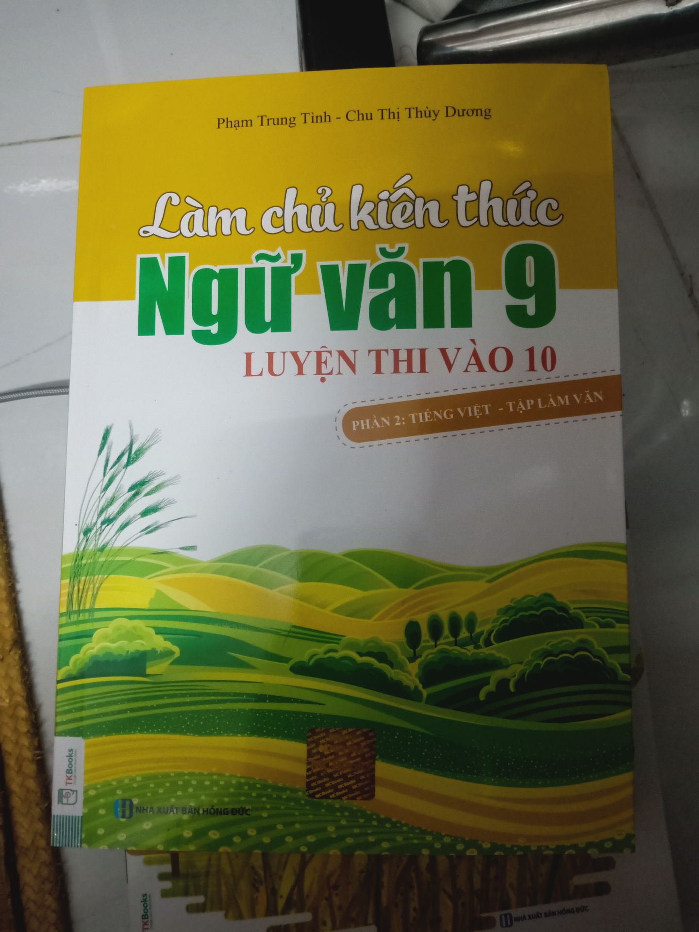 phần đóng gói của tiki thì miễn chê rồi, bao bọc sp ok. Còn chất lượng sách cũng rất tốt: sách đẹp, nd trình bày rõ ràng, phân tích dễ hiểu.
