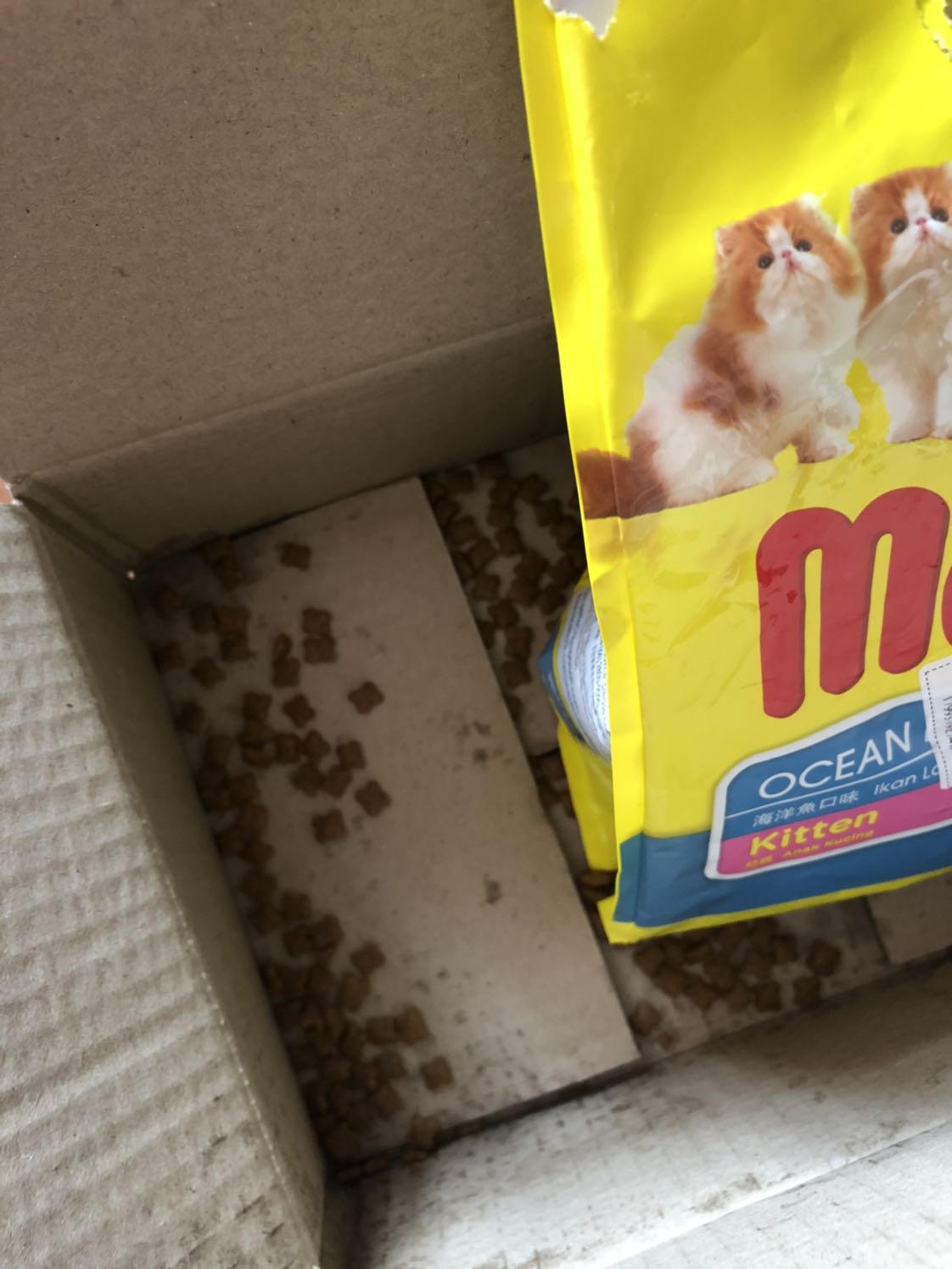 Túi rõ ràng đã bị chuột cắn nhưng vẫn đóng gửi cho khách hàng. Chưa biết về chất lượng dinh dưỡng ntn nhưng chất lượng dịch vụ dành cho khách hàng như thế này là không chấp nhận được! Điểm ưu cho Tiki là giao hàng nhanh và nhân viên giao hàng nhiệt tình