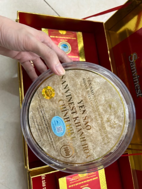 Mình mua chục lần trên Tiki của Shop rồi thì phải.
Giá rẻ hơn khi săn sale so với ra trực tiếp tại cửa hàng của Khánh Hòa.
Xác nhận là Yến này ăn vào có công dụng làm khỏe người, bồi bổ rất tốt sau hơn 1 năm trải nghiệm. 
Còn Yến của chỗ khác thì chất lượng không bằng. Mình đã mua nhiều chỗ lắm rồi. Tiền nào của nấy.