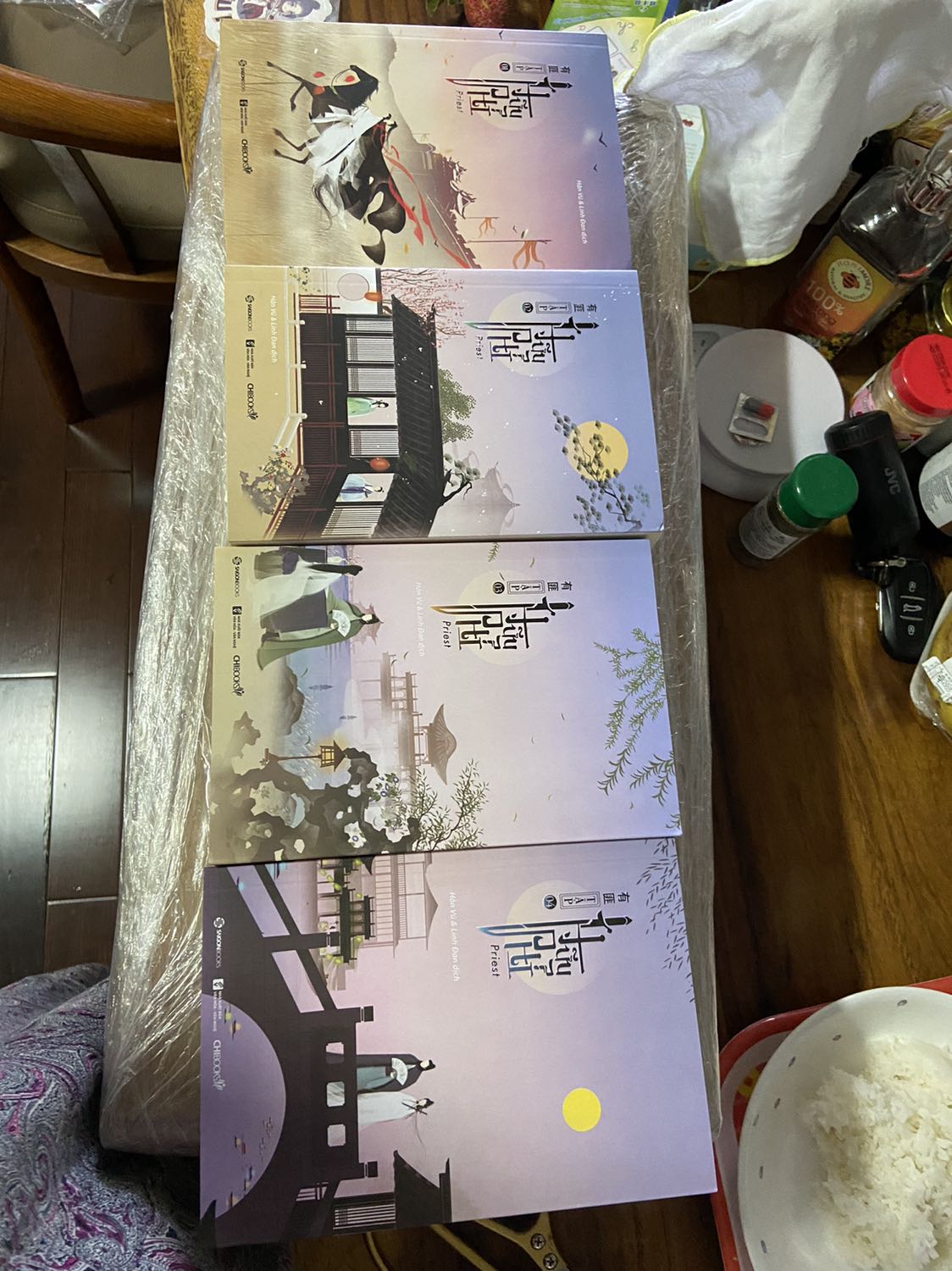 Nói chung là ổn nha mọi người. Cái móc khoá có làm cấn bookmark xíu nhưng ép plastic xong chắc cũng ổn