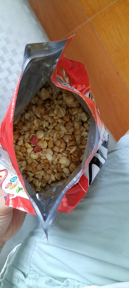So với giá tiền thì lượng ngũ cốc khá nhiều (800 gram). 
Mình chỉ nhìn rõ hạt nho và hạnh nhân và yến mạch, các mô tả còn lại (dâu, bí, táo, đu đủ...) thì giống như bim bim giòn vị hoa quả hơn chứ không phải là hoa quả sấy khô.
Vị khá ngọt, nên ăn với sữa/ sữa chua không đường.