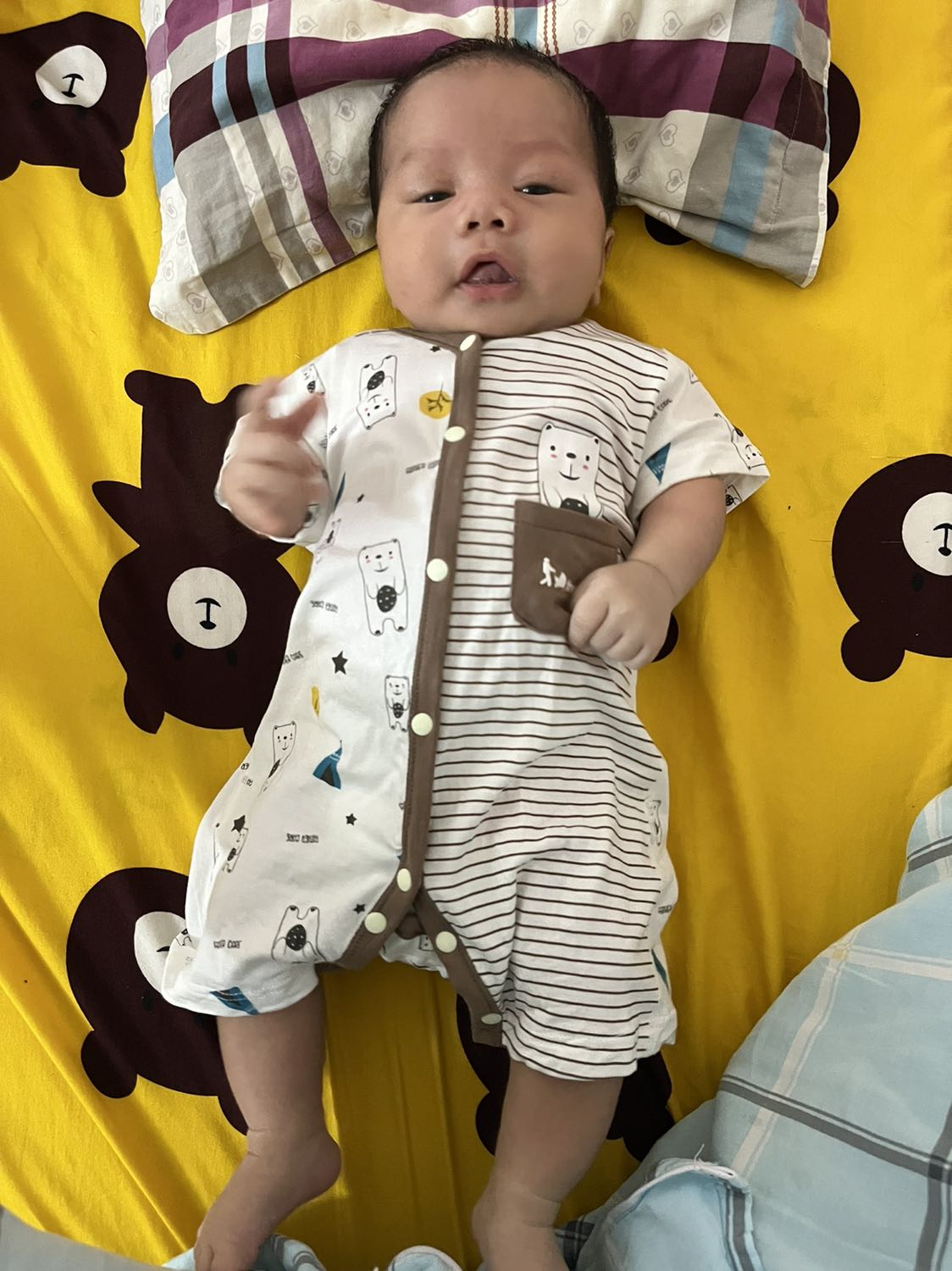 Bé mình gần 2 tháng 5 kí mặc rất vừa vặn chất đẹp, mua đúng lúc giảm giá nữa nên cho shop 5 sao Bé mình gần 2 tháng 5 kí mặc rất vừa vặn chất đẹp, mua đúng lúc giảm giá nữa nên cho shop 5 sao