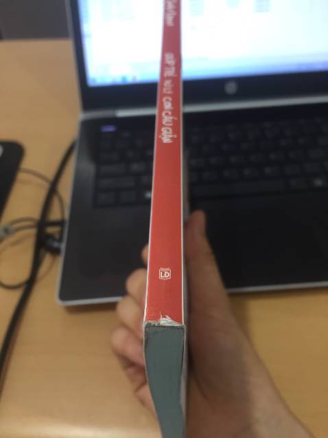 Mình cảm giác như Tiki gửi sách cũ đã qua sử dụng cho mình. Bìa sách có dấu hiệu đã đọc rồi + bìa sách trông cũ hơn bình thường. Mình chưa xem các trang bên trong nhưng bên ngoài phần gáy sách bị rách 1 ít và bẩn như ảnh.