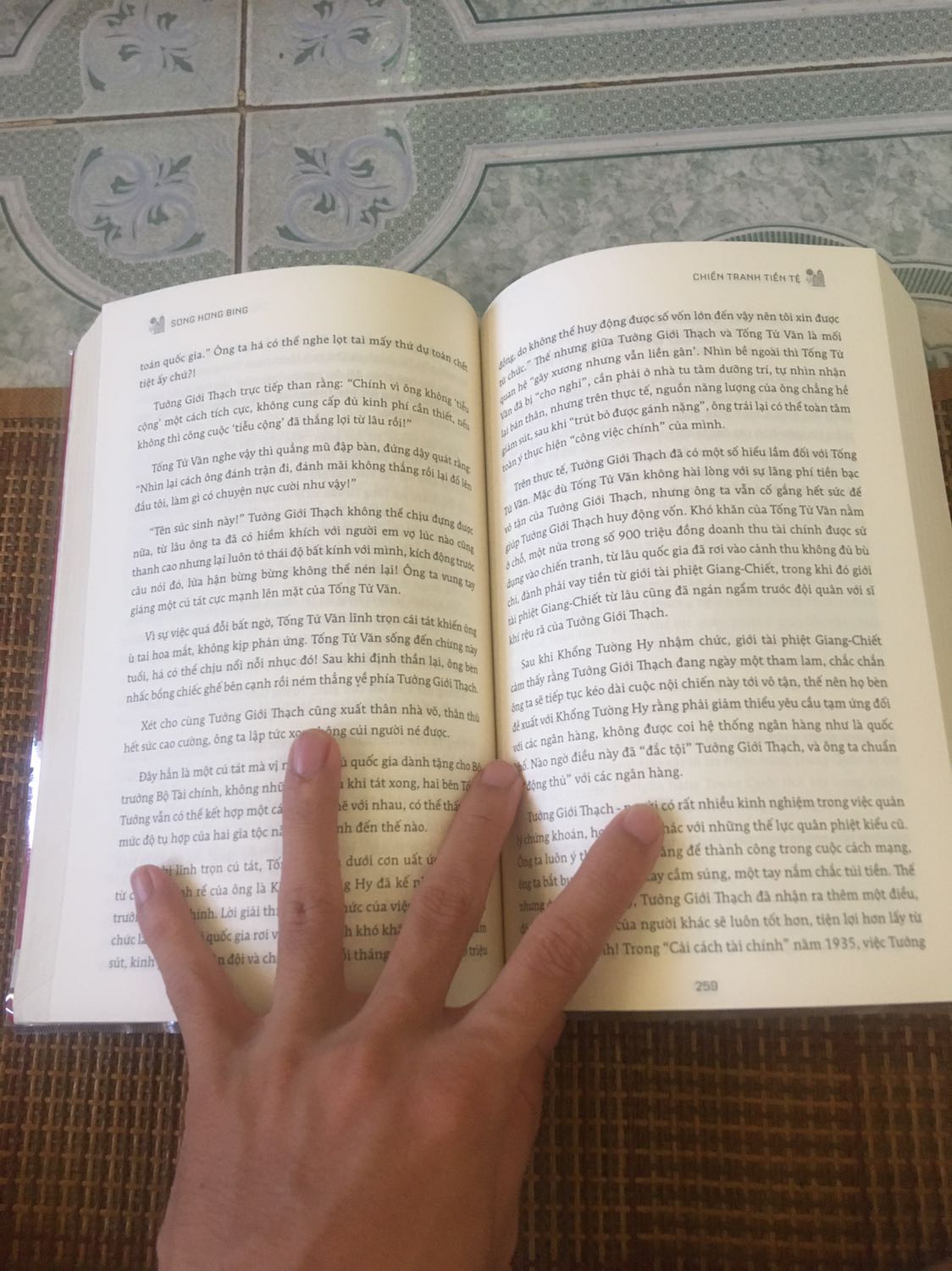 Tiki:
- giao nhanh, miễn phí giao dịch (do mình đặt trên 300k)
- sách nhận nguyên vẹn, đẹp, thơm giấy
- bọc bookcare rất cẩn thận

Nội dung sách:
- hay, mở ra một góc nhìn rất đầy đủ về thế giới

Khuyên bạn nên đọc bộ sách này.