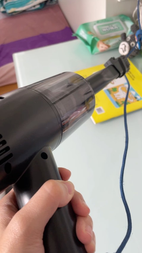 Máy mua về dùng cũng tiện, nhưng mới máy tuần mà giờ sạc đầy xong dùng không được lâu nữa và lực hút cũng yếu hẳn rồi. Không biết có vấn đề gì nhỉ? :(