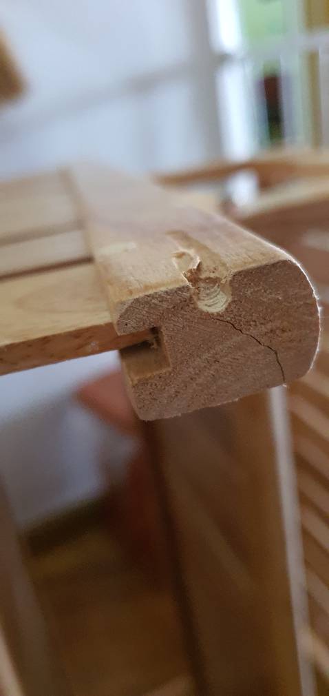 Đóng gói và giao hàng ok nhưng có một tầng bị nứt chỗ bắt vít và có chỗ khoan lỗ bị lệch nên lắp ráp được 4 tầng. Người bán hàng nên kiểm tra sản phẩm kỹ và có tâm trước khi đóng gói giao hàng cho khách.