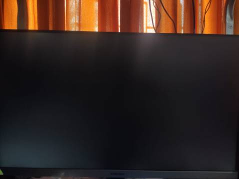 Lúc tr mình đang xài con LG mua có tầm 2tr5 đem về xài perfect ko gì để chê. Có 1 bữa đang xài tự nhiên cái đồng hồ trên tường rớt xuống trúng ngay màn nên phải đi mua con khác. Đáng ra định mua lại con cũ nhưng lên mạng coi thì thấy ae review con này nhiều quá nên mới mua thử. Đem về thất vọng hoàn toàn, hở sáng 2 góc nhỏ giữa màn phía dưới, 2 góc nhỏ ở giữa phía trên, góc trái bên dưới hở nặng, góc phải bên dưới hở nhẹ. 2tr8 đắt hơn con cũ của mình mà xài chán ko chịu đc, thương hiệu có tiếng như Samsung mà build con màn quá tệ. Mình định đem đi bảo hành mà thấy ae nhận xét là kì kèo lâu lắc mà mình còn phải làm việc nên cũng ngại bảo hành. Haizz