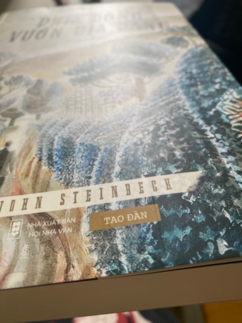 bìa sách bị trầy xước, tróc, sách bị dơ. Với lại mình thấy hình như là sách được bọc = màng bọc thực phẩm chứ kh phải seal sách bình thường???? Kh có chống sốc.