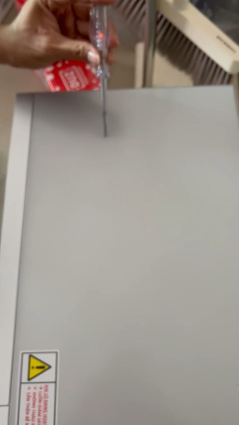 Mới cắm điện chưa dùng đã thấy rò điện. Đề nghị đổi trả. Mới cắm điện chưa dùng đã thấy rò điện. Đề nghị đổi trả.