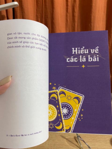 Giao nhanh, săn sale giảm 50% giá, bộ bài này bự á, nặng, hộp cứng khó mở, chút nữa bay móng 🥲, 80 lá màu đẹp, hình ảnh phong phú, bàu cứng nhưng hơi bự, khó xào bài, còn mới nên hơi dính, sách hướng dẫn cũng khái quát sơ, có thể tìm hiểu thêm thông tin trên mạng