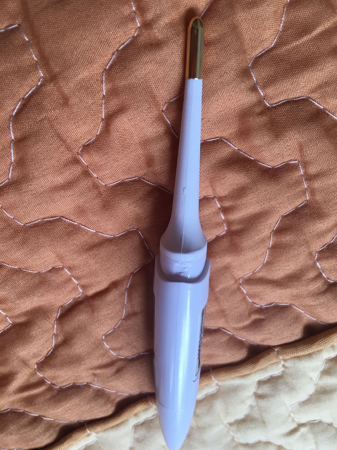 Mua trong dịp covid để kiểm tra thân nhiệt mỗi ngày nhưng trót rước về hàng dỏm, tốn 200k tiền ***. Nếu không phải hàng giả thì cũng là hàng kém chất lượng, không đáng giá 20k chứ gì 200k.

1/ Mặc dù Tiki đã bọc ngoài sp kĩ, cẩn thận nhưng bao bì của sp sờn rách, cũ, có vẻ hàng đã khui mở từ rất lâu. Cây nhiệt kế trông cũng cũ, ở những chỗ đường viền ghép hai nửa mảnh nhựa thì sần sùi không có cảm giác liền khớp nên trông giống hàng nhái là thế. Tờ hướng dẫn sử dụng tiếng việt chỉ có một mặt giấy nhưng đầy lỗi chính tả.

2/ Ngay ngày sử dụng đầu tiên đã có vấn đề, dùng được vài hôm thì xác định là nhiệt kế rởm rồi. Bảng điện tử tự động bật tắt mà mình không bấm tới cái nút, chút va chạm nhẹ như cầm thân nhiệt kế hay đặt lên giường là nó tự động tít tít bật tắt. Làm theo hướng dẫn cũng chẳng đo được, lúc thì nó hiện thân nhiệt hơn trăm độ C, lúc đo được thì chỉ hiện 36.4, đã thử đo lặp nhiều lần, đo thử cho đàn ông đàn bà trong nhà suốt mấy ngày nay thì kết quả chỉ là 36.4 độ C (lâu lâu hiện 36.5 nhưng quanh quẩn giá trị mặc định trên). Trước đây đo nhiệt kế thuỷ ngân cũng chẳng bao giờ thấy thân nhiệt mình ổn định một giá trị như thế. Thấy nghi ngờ độ chính xác của sp này.

3/ Tìm trên mạng cũng không nhiều thông tin về sp này nên không thể xác định được thật giả. Những thông tin tìm được về sp này thì thấy bao bì có vẻ khác. Những trang thương mại điện tử khác bán có 170k thôi. Mọi người nên cẩn thận khi mua cây MT200 này. Tưởng thương hiệu microlife thì được đảm bảo chất lượng nhưng mua hàng giả thì không khác gì cây nhựa với cái bảng điện tử vô dụng đâu.