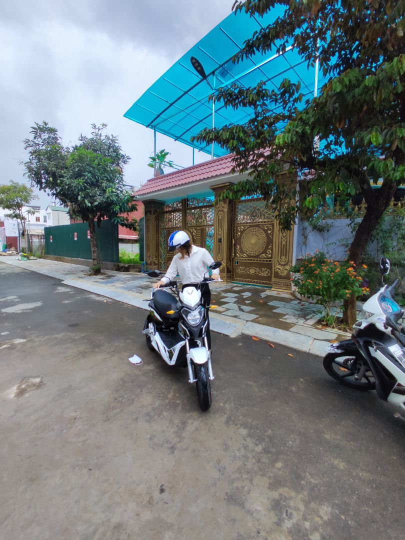 trong các dòng xe máy điện của VinFast thì mình vẫn thích đi Impes nhất. xe nhỏ gọn nên đi chợ đông người hoặc luồn lách vào đường ngõ rất linh hoạt, nhanh nhẹn, xe đi êm và tốc độ đủ nhanh theo nhu cầu nhưng cũng đủ chậm để an toàn. nói chung là thấy rất thích đi xe này.