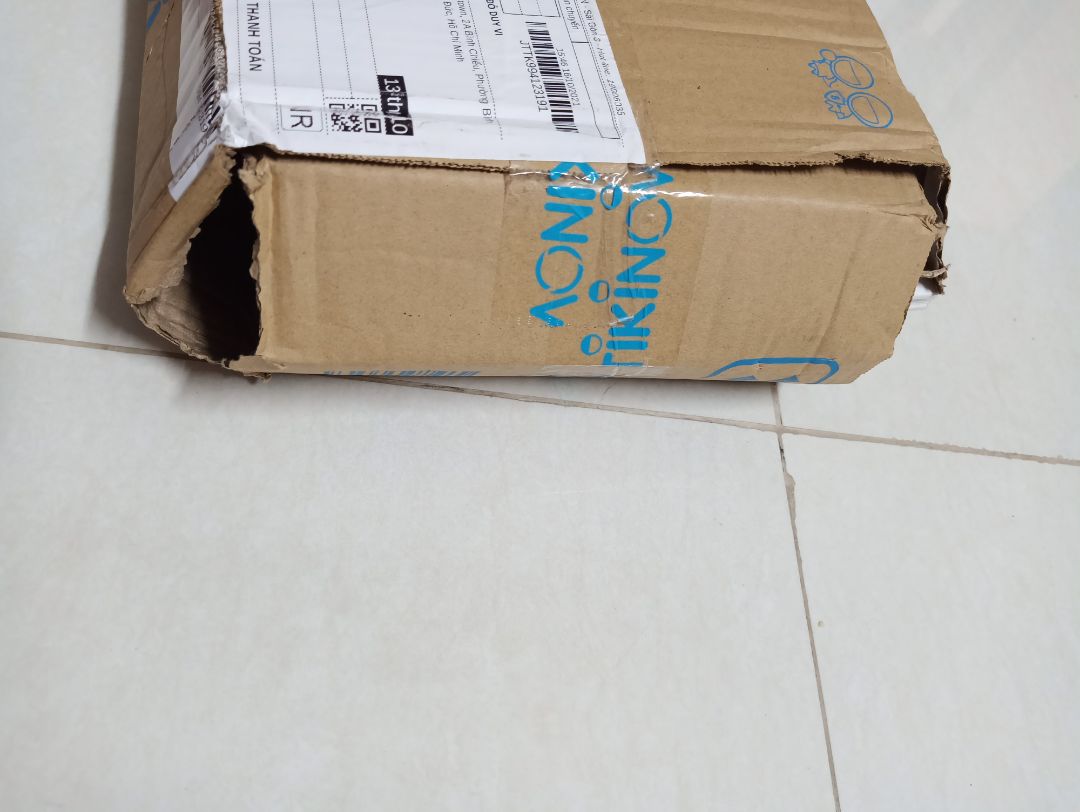 Giao hàng thùng rách, làm bìa sách bị dơ.
Sách in màu quá đậm, nhìn không đẹp và không sắc nét.