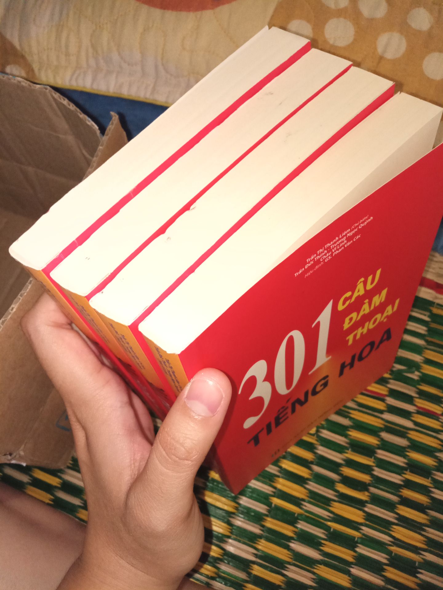 Mình vừa đc học tiếng Trung, cô bảo mình mua sách này trên Tiki vì đang có sale nên mình order 4 quyển luôn cho cả bạn mình nữa. Giao hàng nhanh thật, shipper cũng khá vui tính nhưng mình không hài lòng: Lúc mình bỏ vào giỏ hàng thì giá là 44000₫ sau ra thành tiền thì lại 48031₫. Vì cần học gấp nên đặt luôn rồi :((( Tưởng nhận sách đẹp đẽ, ngon lành chứ ko ngờ bị như vầy... Hi vọng ko có lần sau ạ!