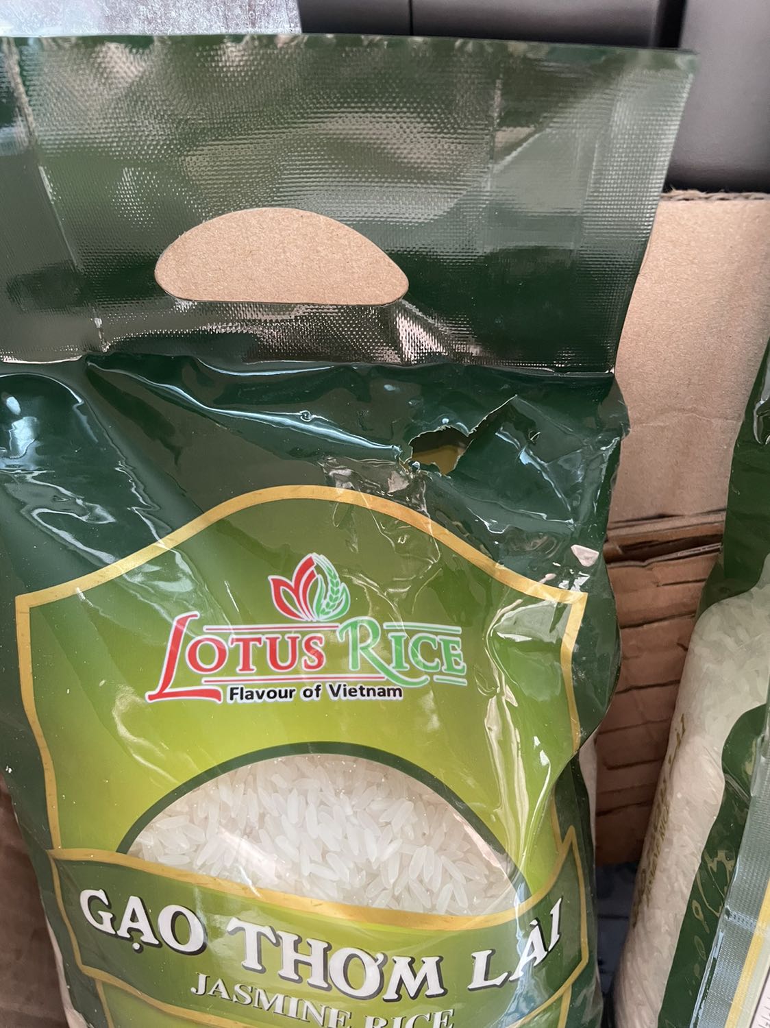 Mình đặt 4 gói gạo, giao đến có 2 gói bị rách bao (như hình), gạo đổ đầy trong thùng, vừa để xuống là văng ra ngoài tung toé! Người bán cố tình giao túi gạo rách cho khách hàng hay khâu kiểm hàng quá ẩu?Không biết gạo bên trong có còn dùng được nữa hay không?