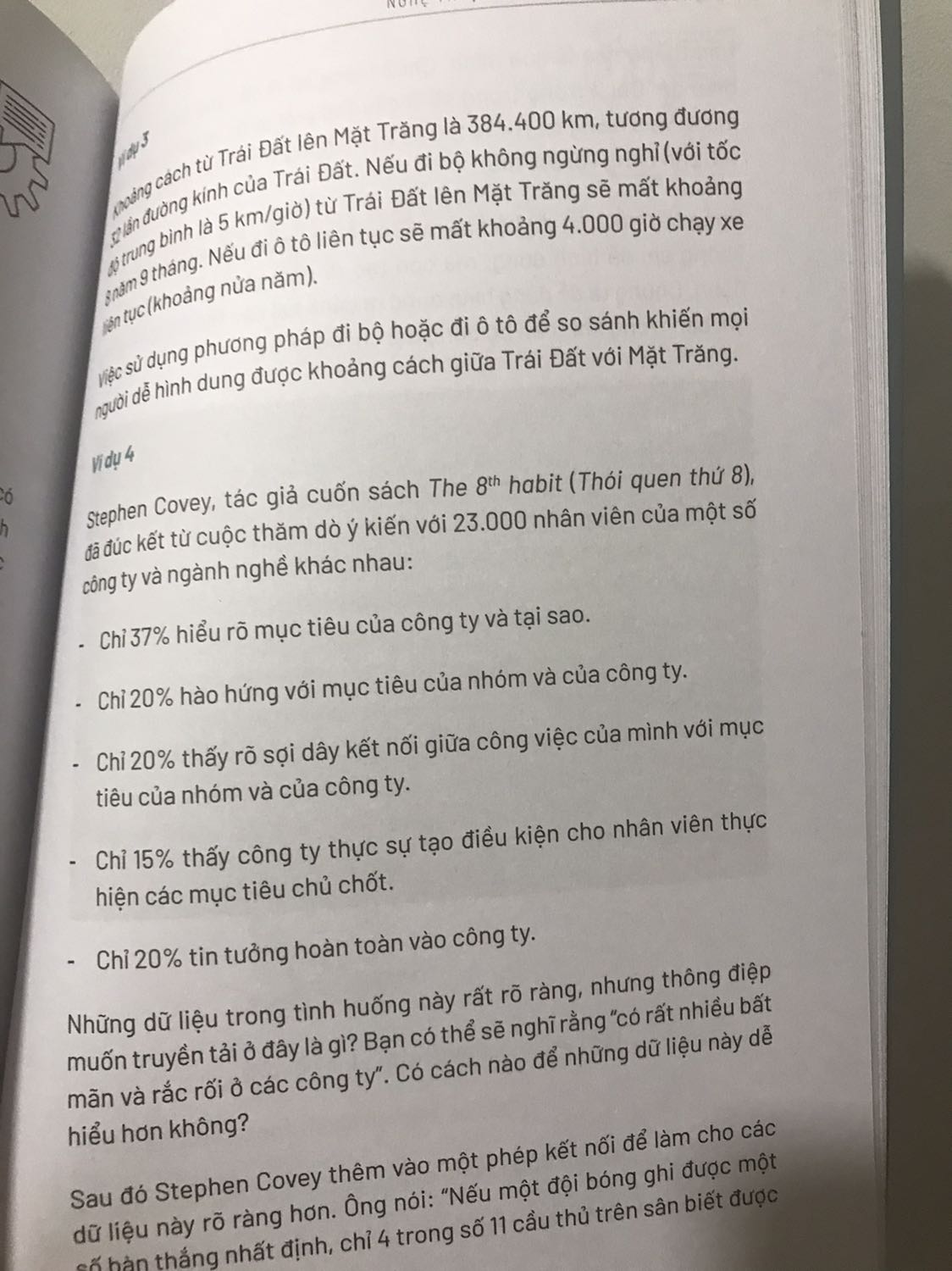 dù dùng từ hơi thiếu tôn trọng, nhưng cuốn sách này do ai đặt giá thì người đó hơi ***, layout của 1 cuốn nói về kể chuyện bằng dữ liệu k nhất thiết phải màu mè như cho trẻ đọc và chèn 1 cái hình ghi chú thích là từ site google như thể chèn vô 1 cái web hú hoạ hay vô bài thuyết trình để thông tin có vẻ sinh động hơn mà đồng thời cũng làm cho cái nhãn "mười mấy năm trong nghề của tác giả" sinh mâu thuẫn với cái sự chuyên nghiệp nửa vời này. Sách 200 trang, bán vs giá 199k nếu là vì in màu thì thà đọc mấy cuốn TED talk nghệ thuật thuyết trình rẻ bằng 1/3 giá này còn hơn. Mn có thể xem 1 vài trang chụp trc khi qđ.