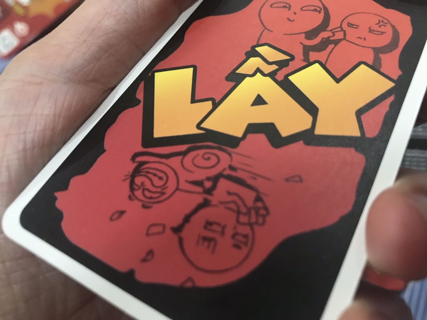 Mỗi hộp 2 bịch bài và 1 tờ luật chơi.
Hài lòng bởi mức giá 65k thì chất giấy sẽ không bằng loại trăm mấy trở lên. Nhưng:
+ Luật chơi khá dễ hiểu.
+ Hình ảnh nhí nhố vui 
+ Giấy tuy không bóng loáng nhưng tương đối dầy (nhưng chính vì dầy nên cân nhắc nếu ép nhựa sẽ phải cắt chừa biên rộng thì cầm sẽ hơi khó xíu nhé)
+ Màu sắc sẽ nhạt hơn hình chụp.
+ Mặt chơi thì bóng hơn mặt lưng.
Nên mua chơi, người lớn cũng thấy vui như con nít. Cô Hai mình 50t hơn rồi vẫn vui lắm khi chơi cùng ^^