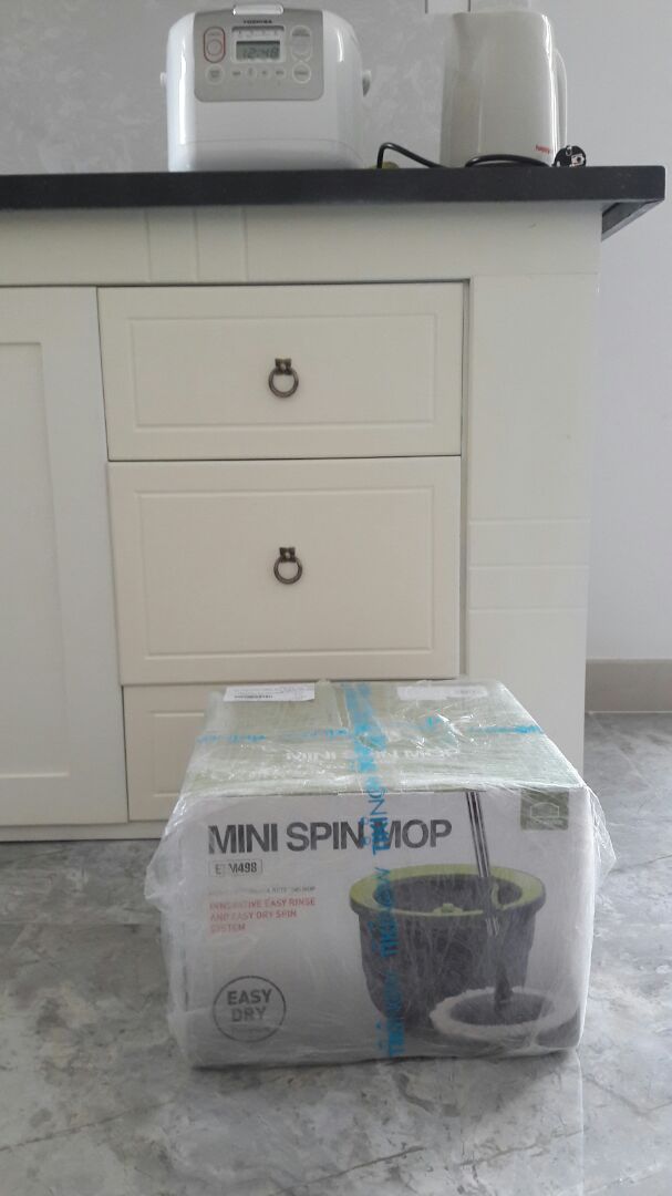 Tiki giao hàng nhanh, đóng gói cẩn thận. Hàng như mẫu tả, màu rất sang, nhỏ gọn xinh xắn ko chiếm nhiều diện tích. Nhận hàng hôm nay là mình dùng ngay, vắt cực khô và lau nhẹ nhàng, cán cây dài vừa tầm đứng không gây cảm giác mỏi lưng. Tuy nhiên cũng hơi lúng túng lúc đầu vì chưa biết cách sử dụng :)))
Cám ơn Tiki và sẽ luôn ủng hộ.