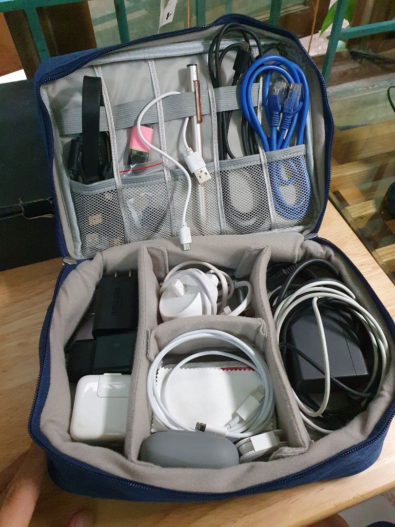 Khá ok khi cầm đống phụ kiện của mình khi đi du lịch hay công tác.
Chỗ đựng dây hơi bé làm mình phải ép cái dây lại cũng hơi sót ?