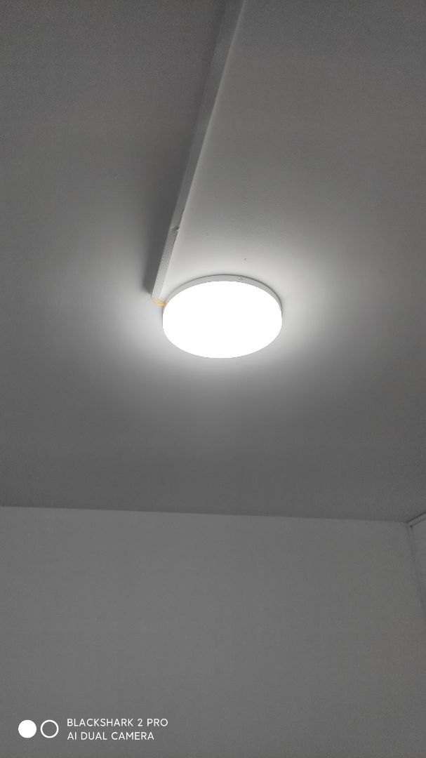 Đèn dùng tốt, tắt mở để chuyển 3 màu, có thể tùy ý điều chỉnh màu đèn trong phòng. Lắp đặt cũng đơn giản. Hình chụp không thể hiện đúng màu sắc như bên ngoài. Hài lòng với sản phẩm.