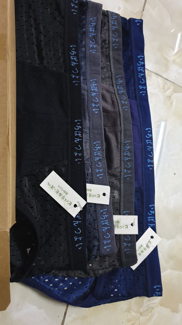 Tôi đặt mua Size XL vì theo Shop Size này người dưới 68kg mặc vừa (tôi 61kg), nhưng khi nhận hàng thì tôi rất thất vọng vì:
1/ Hộp 4 cái nhưng 3 Size khác nhau mặc dù tất cả tag ở trong đều ghi XL 170-90. Phải chăng là *** đảo khách hàng?
2/ Tôi mặc thử cái lớn nhất (màu xanh dương) cũng không vừa.
Tôi yêu cầu được đổi hàng size XXL và phải đảm bảo 4 quần đều cùng Size Tôi đặt mua Size XL vì theo Shop Size này người dưới 68kg mặc vừa (tôi 61kg), nhưng khi nhận hàng thì tôi rất thất vọng vì:
1/ Hộp 4 cái nhưng 3 Size khác nhau mặc dù tất cả tag ở trong đều ghi XL 170-90. Phải chăng là *** đảo khách hàng?
2/ Tôi mặc thử cái lớn nhất (màu xanh dương) cũng không vừa.
Tôi yêu cầu được đổi hàng size XXL và phải đảm bảo 4 quần đều cùng Size