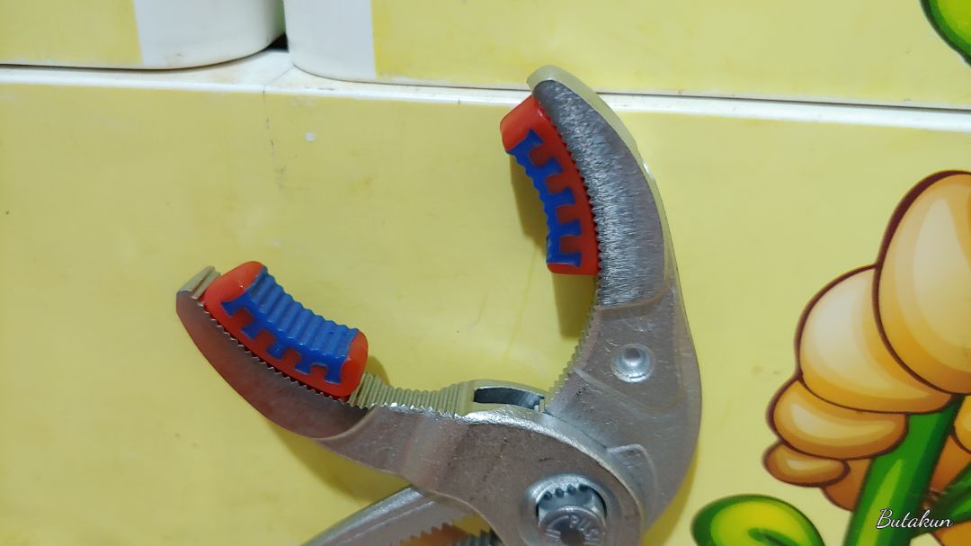 kềm có phần chỉnh ngàm rất hay...vặn van, ống nước inox ko sợ để lại vết