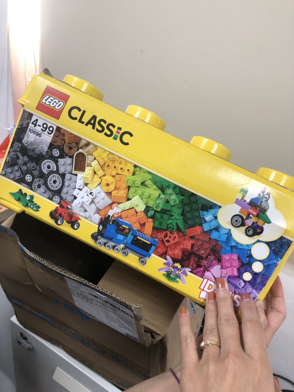 Mình đã mua tầm 3 bộ logo từ Tiki, nhưng lần trước rất hài lòng nhưng lần này thực sự thất vọng.
Mình đặt bộ này vào tầm giữa tháng 10 nhưng bị giao muộn, tới hôm nay là 04/11 mới nhận được hàng. Các bann bên Tiki có gọi điện thoại và xin lỗi vì kho hết hàng. Mình cũng cảm thấy ok, không vấn đề gì.
Tới hôm này nhận hàng thì không hiểu sao Tiki có thể giao cho mình 1 hộp lego CŨ và BẨN như thế! Vỏ hộp Tiki bên ngoài bị bong hết băng dính, ọp ẹp và bẩn. Lúc nhận hàng đã nghĩ sao lần này quăng quật cái hộp ghê vậy nhỉ?
Tới lúc mở ra... bộ Lego này như được tìm vét trong 1 cái kho để giao cho mình vậy. Các chi tiết và góc cạnh bám đầy bụi, xước, tem mác bị rách gắn băng keo chằng chịt (như hình). Các bạn nghĩ mình là khách hàng gì mà có thể thản nhiên giao 1 cái thùng lego như vậy????
Mình đã gọi lên tổng đài với mong muốn đổi hộp mới hơn, cũng k muốn gửi phản hồi lên chỗ công cộng cho mọi người đọc được. Bạn nhân viên xin lỗi và nói sẽ gửi e*** tiếp nhận cho mình, đề nghị mình gửi hình ảnh trong *** phản hồi để các bạn xử lý. Nhưng giờ đã là tối và vẫn không thấy e*** nào??? (Mình đax check cả junk ***).
Đề nghị Tiki nhận lại hộp Lego này! Mình đã mua tầm 3 bộ logo từ Tiki, nhưng lần trước rất hài lòng nhưng lần này thực sự thất vọng.
Mình đặt bộ này vào tầm giữa tháng 10 nhưng bị giao muộn, tới hôm nay là 04/11 mới nhận được hàng. Các bann bên Tiki có gọi điện thoại và xin lỗi vì kho hết hàng. Mình cũng cảm thấy ok, không vấn đề gì.
Tới hôm này nhận hàng thì không hiểu sao Tiki có thể giao cho mình 1 hộp lego CŨ và BẨN như thế! Vỏ hộp Tiki bên ngoài bị bong hết băng dính, ọp ẹp và bẩn. Lúc nhận hàng đã nghĩ sao lần này quăng quật cái hộp ghê vậy nhỉ?
Tới lúc mở ra... bộ Lego này như được tìm vét trong 1 cái kho để giao cho mình vậy. Các chi tiết và góc cạnh bám đầy bụi, xước, tem mác bị rách gắn băng keo chằng chịt (như hình). Các bạn nghĩ mình là khách hàng gì mà có thể thản nhiên giao 1 cái thùng lego như vậy????
Mình đã gọi lên tổng đài với mong muốn đổi hộp mới hơn, cũng k muốn gửi phản hồi lên chỗ công cộng cho mọi người đọc được. Bạn nhân viên xin lỗi và nói sẽ gửi e*** tiếp nhận cho mình, đề nghị mình gửi hình ảnh trong *** phản hồi để các bạn xử lý. Nhưng giờ đã là tối và vẫn không thấy e*** nào??? (Mình đax check cả junk ***).
Đề nghị Tiki nhận lại hộp Lego này!