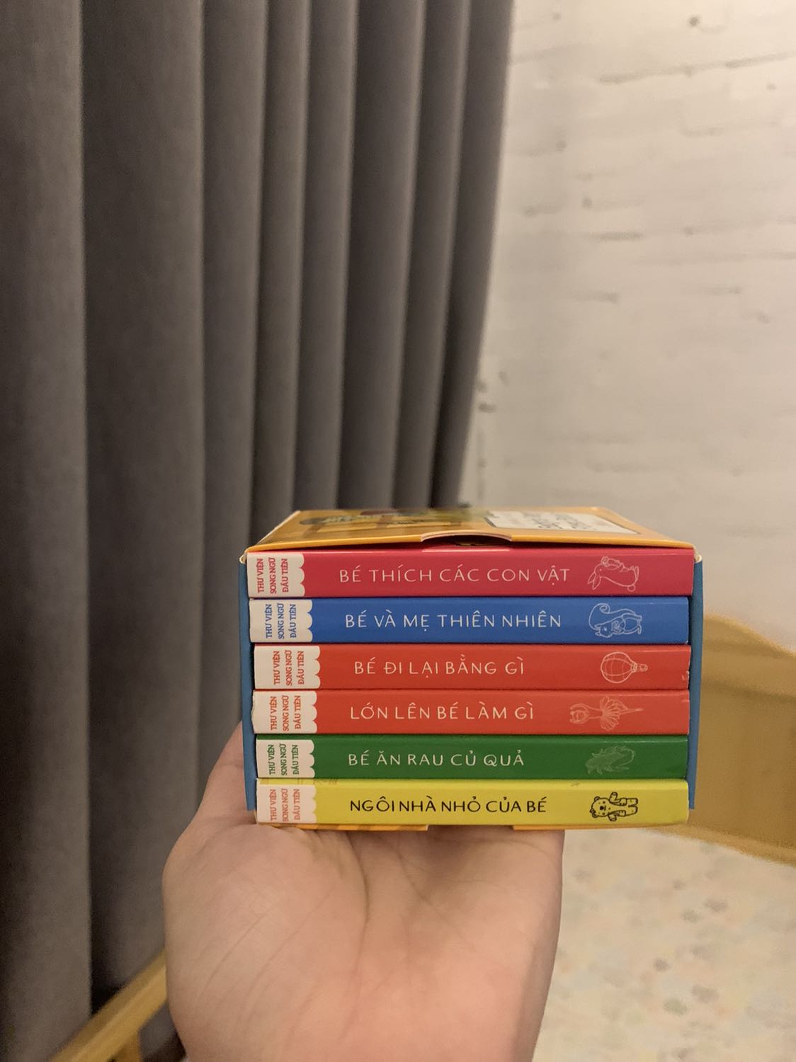 Mình rất thích bộ sách này luôn. Bé nhà mình cũng rất thích bạn. Hình ảnh dễ thương, nội dung dễ hiểu.