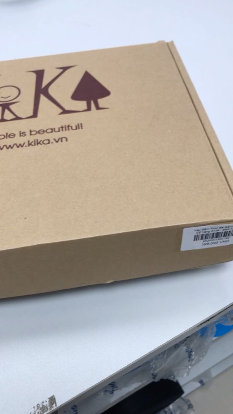 Màu bên ngoài nhìn tối hơn hình, đóng gói xinh còn tặng cả nơ cho bé nữa nên mình cho 4*