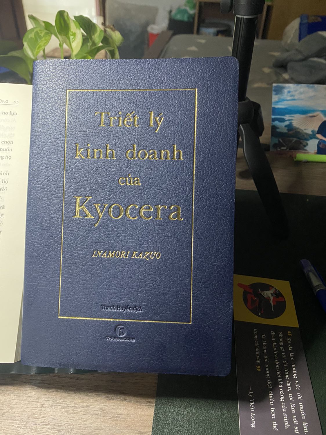 Cuốn này là cuốn yêu thích của mình. Mình đã mua 1 cuốn bìa cứng tặng bạn. Còn đây là bìa da rất đẹp nhé.
Mình thích nhất công thức thành công =NxNxC của ông. Mình có review chi tiết , mn xem ở đây nhé: https://youtu.be/iiyoCAZQnyw