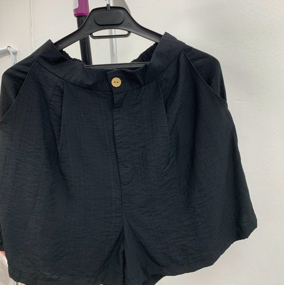 Chất đũi khá mềm, form dễ mặc, mẫu này mình thấy tuổi nào cũng hợp, Mặc đi biển đi du lịch thì đúng chuẩn. Shop giao hàng khá nhanh