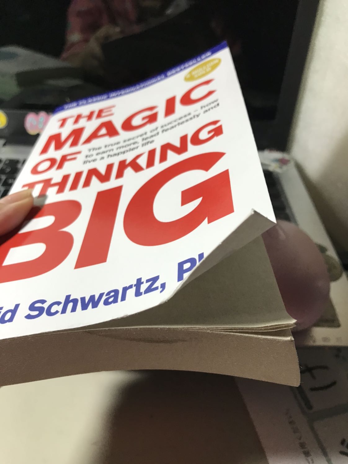 Giấy cực kỳ tệ. Sách bị nhàu và bẩn. Cuốn sách so với giá tiền là không đáng. Thật sự muốn đọc sách tiếng anh để nâng cao tiếng anh, nhưng chất lượng giấy thế này thì không bao giờ mua nữa. Tiếc tiền thật sự :))
