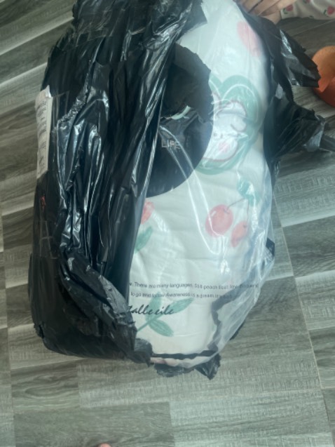 Shop gửi nhầm mẫu rồi. Nhắn tin k thấy shop trả lời. Đăng 1 kiểu bán 1 kiểu. Mọi người tránh xa shop này ra