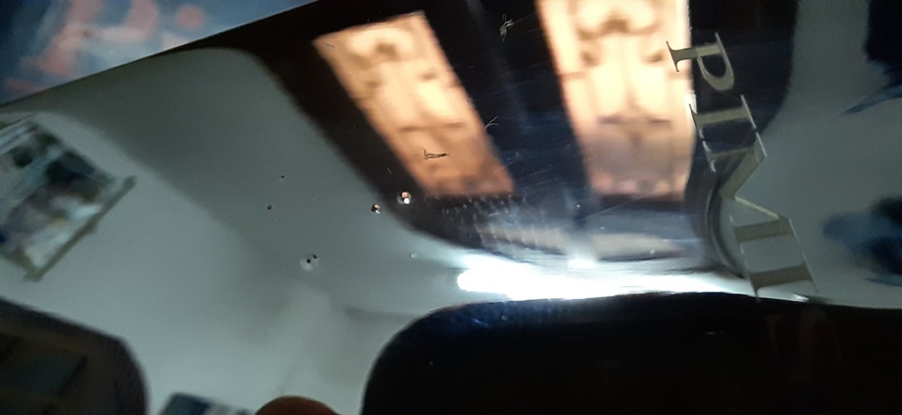 Phụ kiện đi kèm vượt mong đợi, rất đầy đủ. Lớp mạ trên phần cần gạt có hơi lỗi chút, bị sùi nhẹ, hy vọng quá trình dung không bị bong tróc.