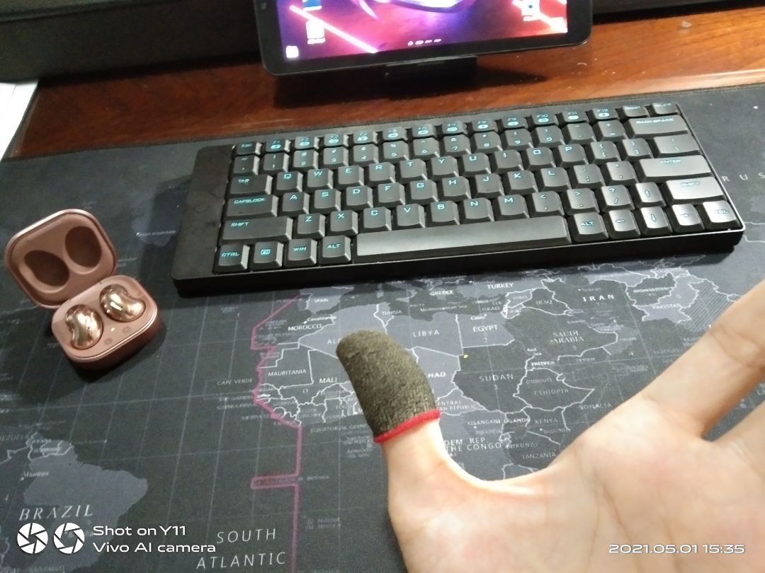 nên mua quá ổn nhưng lưu í không nên chạm vào mấy cái lông nhựa cố định tường có trên các loại dép học sinh . dùng rất chi ok  ăn màng hình thì best nhè bấm phát nào trúng phát đấy :))