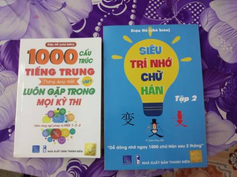 Sách này  đánh giá 5 sao thì sẽ được nhận mã khuyến mãi 15% . Riêng mình chỉ đánh 4 sao vì mình thấy sách chỉ đạt mức đó. Sách khá nhỏ. Tuy cùng của Diêu Hồ chủ biên nhưng nhìn không đẹp và dễ học bằng bộ Siêu trí nhớ chữ Hán. Giấy in, màu chữ, cỡ chữ , trình bày, nội dung đều cần cải thiện. Vì bây giờ sách nào cũng trình bày rất đẹp, có hình ảnh minh họa để đỡ ngán. Dù là một quyển in trắng đen như Grammar in use cũng siêu đẹp, nhìn là ghiền, nhiều bài tập.

Giá sách của bộ này tới 300k một quyển là chém gió . Giảm giá xuống còn 80k/quyển thì cũng không là rẻ.