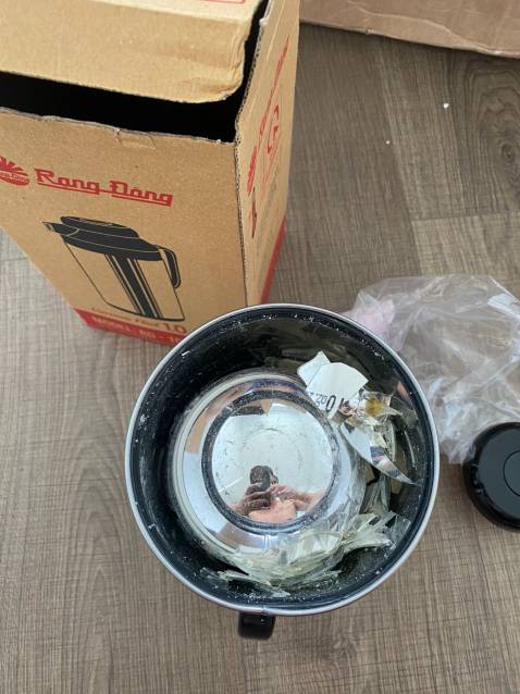 Bình bị vỡ 1 lớp thủy tinh bên trong. Tiki đã thu hồi hàng tuy nhiên không thấy giao lại sản phẩm khác cũng không thấy phản hồi gì???