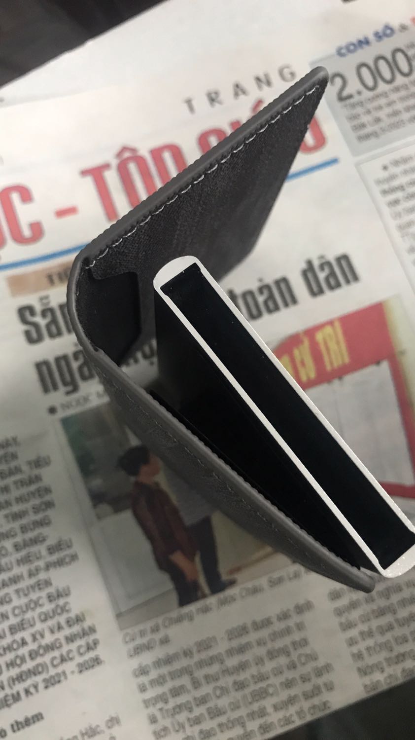 Hộp ví bằng nhôm chắc chắn. Có thể nhét được rất nhiều thẻ, cớ 9-10 cái gì đó tại mình không đủ thẻ. Cơ cấu giữ thẻ chắc chắn. Khi cần lấy có lẫy gẩy thẻ ra theo thứ tự cao thấp khá là tiện luôn. Vỏ da may đẹp chắc chắn có thể để tiền hoặc giấy tờ nhỏ cũng ok luôn. Sản phẩm hữu dụng