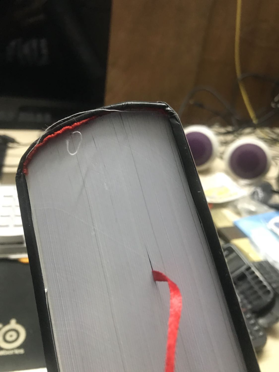 Mình mua đồ ở tiki cũng khá nhiều. Tuy nhiên lần này nhận được sách thì không được hài lòng cho lắm. Đành rằng đơn hàng của mình bị trễ mấy ngày nhưng không ngờ lại giao cho mình sách như sách cũ vậy, bọc nilong bên ngoài sách thì bị rách bụi bám đầy. Bên trong thì như hình mô tả. Thực sự hơi thất vọng về lần này