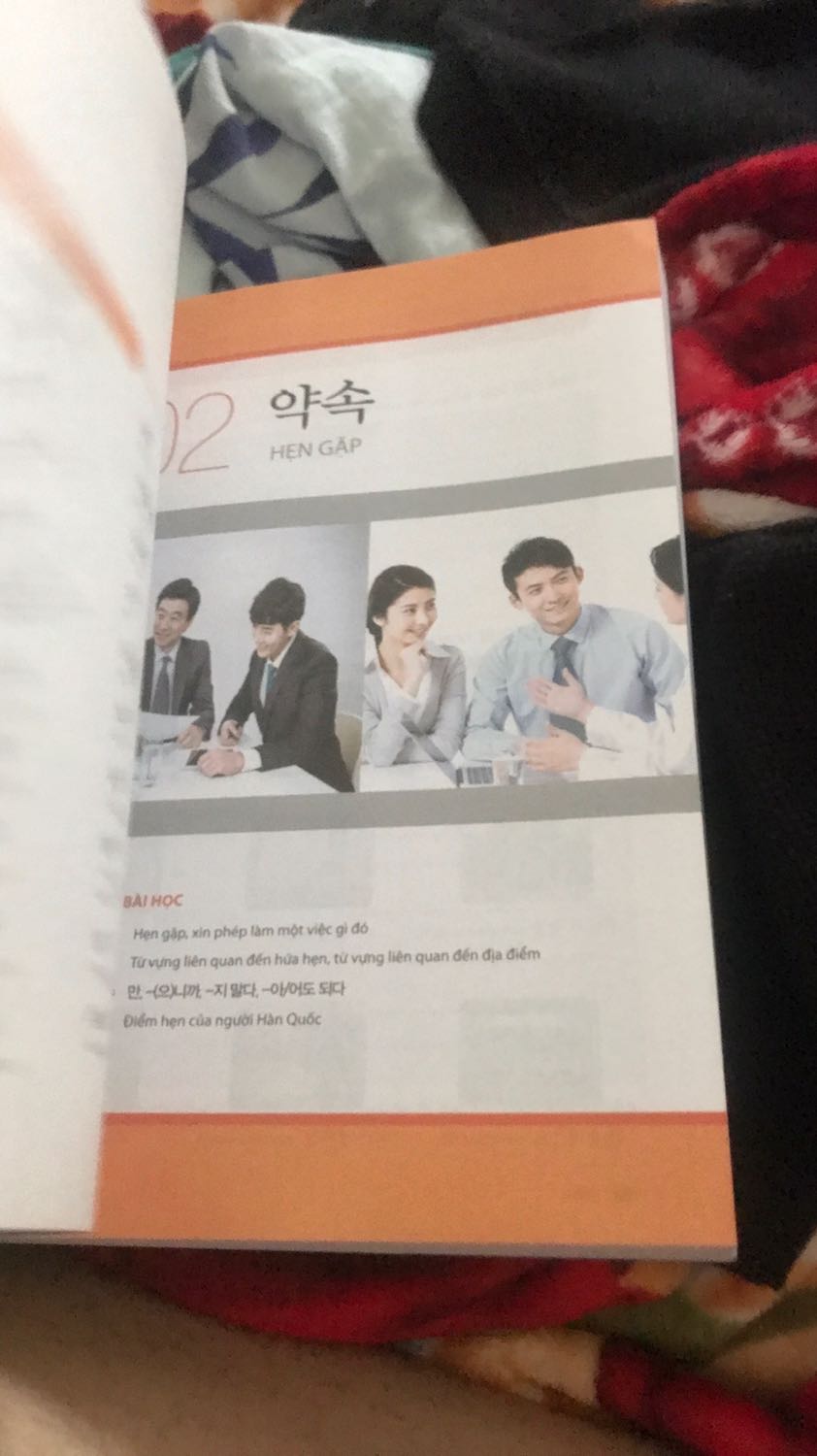 Lúc mới cầm thấy cái hộp ngoài bị móp hên mà sách không sao. Nói chung ok nhưng vẫn mong tiki lần sau cẩn thận hơn. Nội dung sách cũng ok cho mấy bạn muốn tự học tiếng hàn