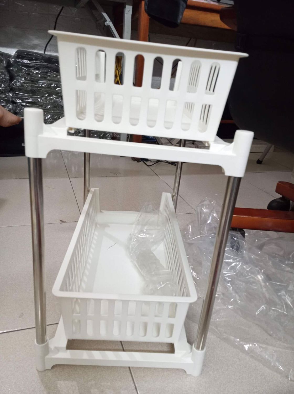 Sản phẩm sử dụng rất tốt và tiện lợi. Chất nhựa đẹp và chắc chắn. Inox chắc chắn dễ dàng lắp ghép. Dễ dàng sử dụng và thích hợp với nhiều vị trí trong gia đình. Kệ dễ dàng trượt ra để sử dụng đựng đồ và rất gọn gàng. Shop đóng gói cẩn thận, chắc chắn. Tiki giao hàng nhanh. Cảm ơn shop và tiki. Lần sau sẽ ủng hộ shop và tiki