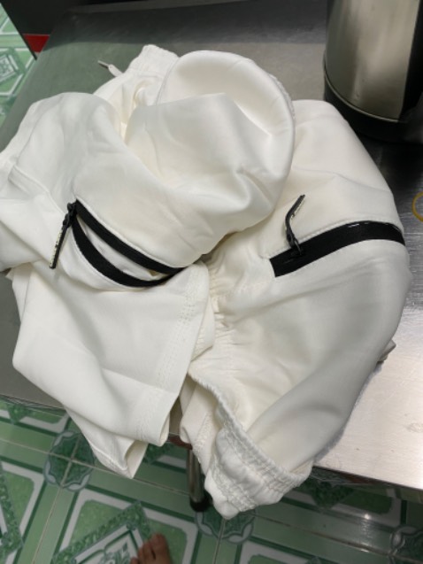 Chất lượng vải tốt,mặc vào thoáng mát,chỉ có sợi dây kéo túi kiểu có hàng chữ lớp mỏng ,mình dùng đồ nghề tháo lớp mỏng thun ra thì sợi dây kéo khoá túi nó dễ dàng(giải thích hơi khó tí)công ty nên may khéo khóa túi loại bình thường thì dễ khéo khóa hơn,vì mình đã mua vài lần rồi nên biet.