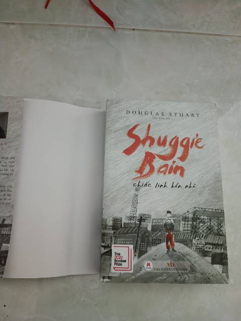 Mình mua lâu rồi mà lười đanh giá. Sách không có gì để chê, sách có 1 lớp bìa áo, mình còn được tặng bookmark nữa.