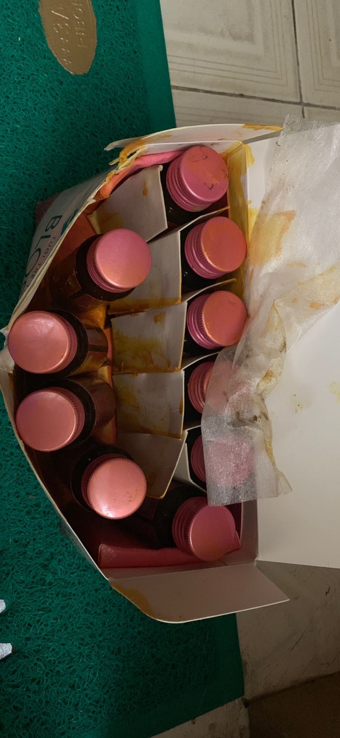 Tiki vui lòng giải quyết giúp mình, thấy thùng hàng nguyên vẹn mình mới nhận mà mở ra thì ôi thôi, hộp bên trong mềm nhũn, có 1 chai bị vỡ ngang làm ẩm ướt toàn bộ thì làm sao sử dụng?