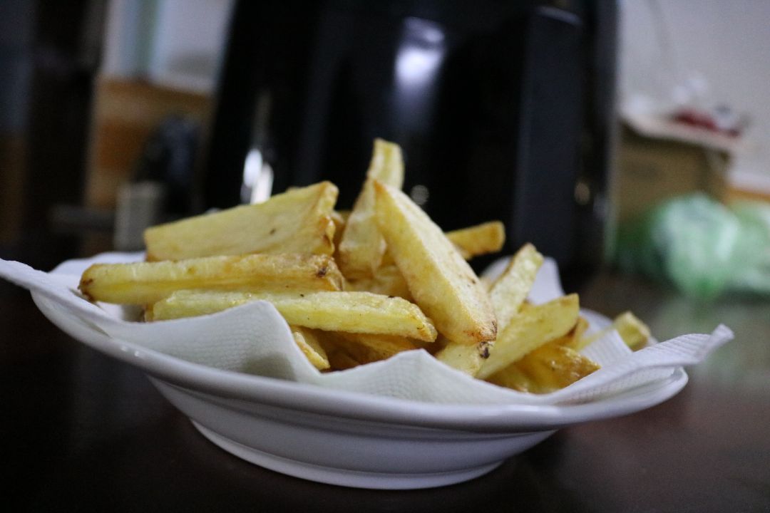 Mình săn sale nên mua liền 2 cái cho nhà dùng. Đóng gói cẩn thận, giao sớm. Có phiếu bảo hành đầy đủ mà trước h mình chưa trải nghiệm bảo hành của tiki vì ko có đồ nào hư cả :))) Mình đã thành công món heo quay, chả ram chiên, đậu phộng rang. Còn món khoai tây bị fail vì ko giòn được, tuy nhiên các cháu đều ăn sạch :D cảm ơn Tiki nhiều